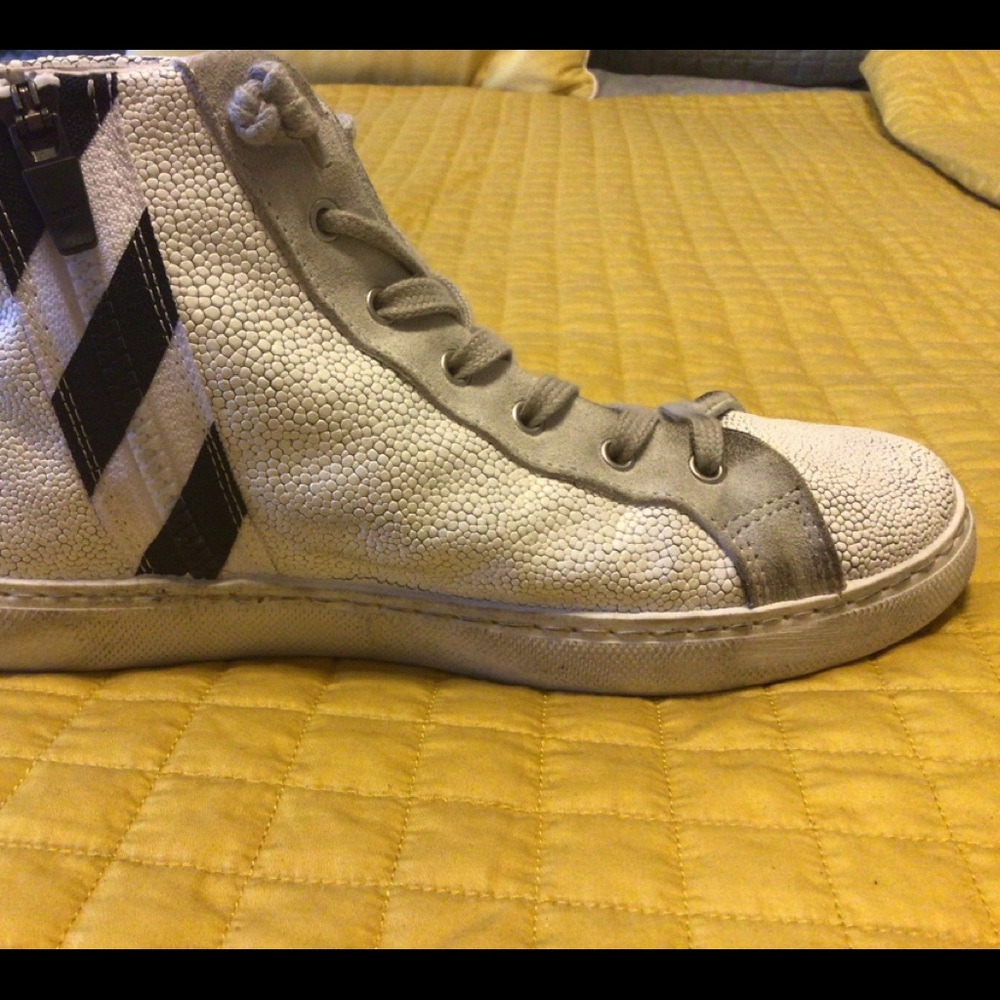 2Stars Distressed Sneakers -Size 8.5/39 Excellent, Made in Italy